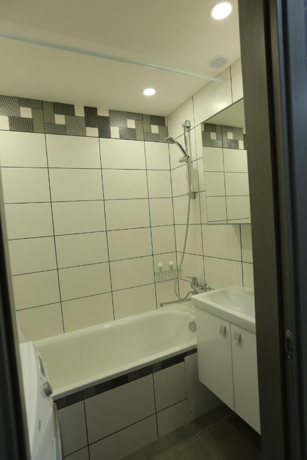 Comfy 2 Room Apartment - Free Parking - 350Mbps Wifi - Netflix Kaunas Bagian luar foto