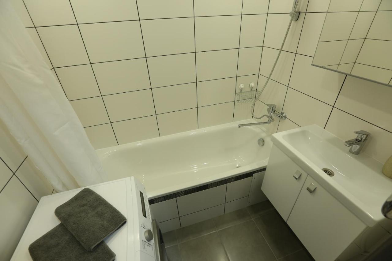 Comfy 2 Room Apartment - Free Parking - 350Mbps Wifi - Netflix Kaunas Bagian luar foto